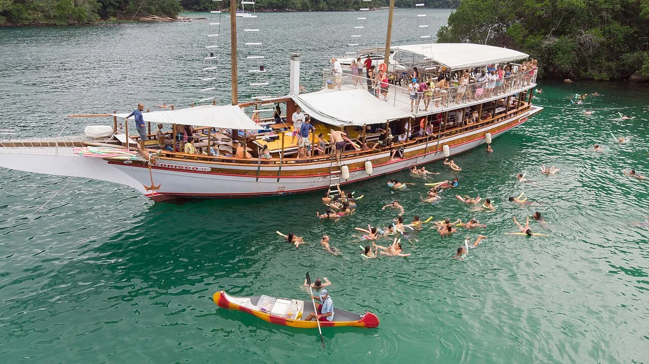 Escuna durante passeio em Angra dos Reis